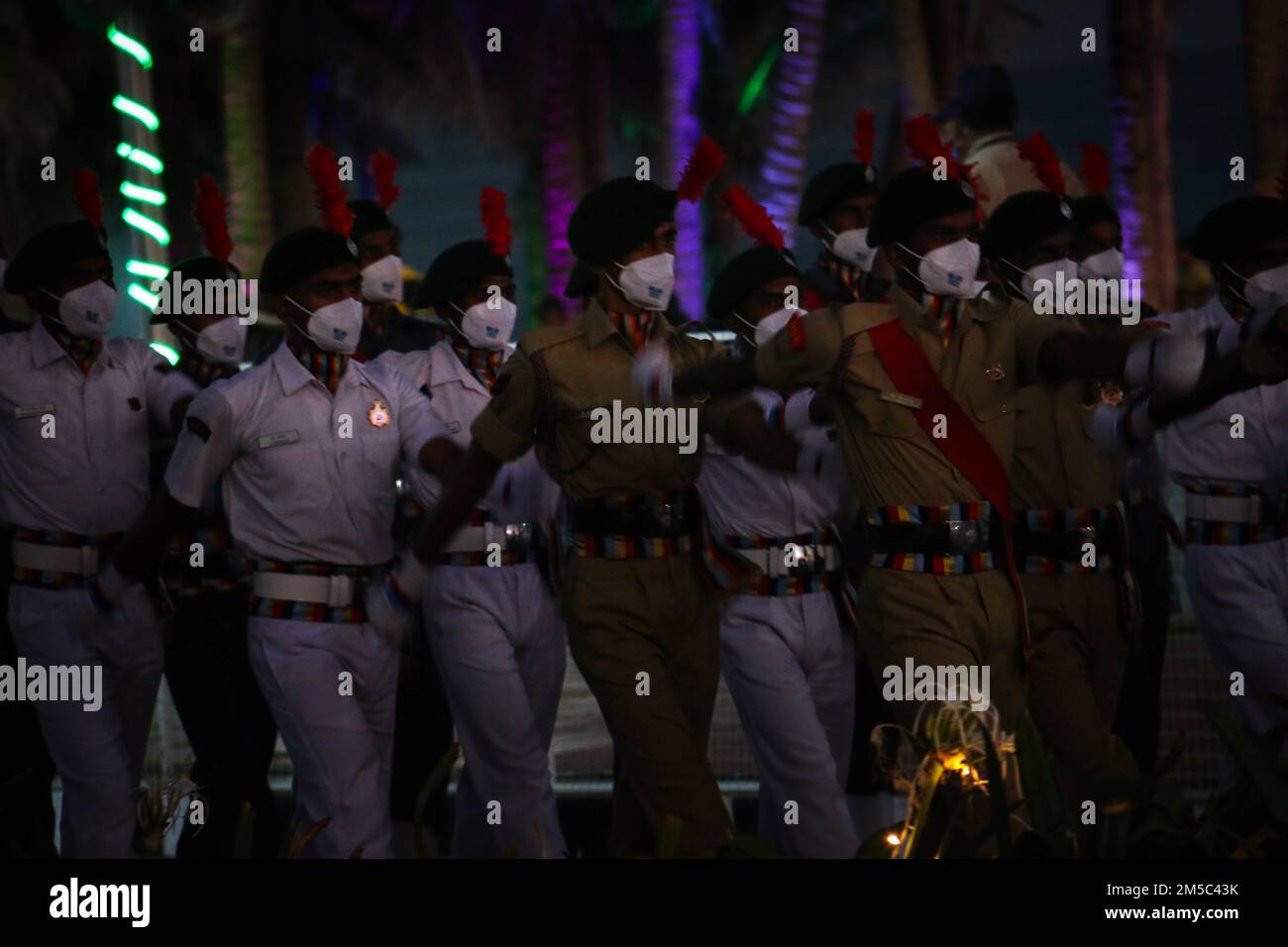 VISAKHAPATNAM, Inde (27 février 2022) – des membres des services des pays participants se sont produits dans un défilé pour célébrer le début de l'exercice naval multilatéral 'MILAN 2022' à Visakhapatnam, Inde, 27 février 2022. MILAN est un événement biennal organisé par la Marine indienne pour réunir des marines amicales pour une interaction professionnelle et pour promouvoir la compréhension mutuelle. Banque D'Images