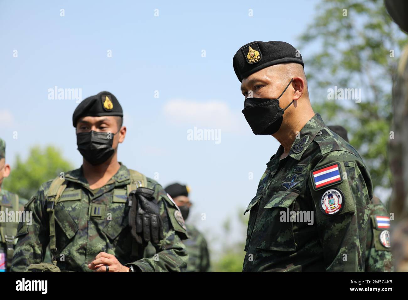Le général Supachok Thawatperachai (à droite), chef adjoint des forces armées royales thaïlandaises, inspecte les membres du 112th Infantry Regiment, Armée Royale thaïlandaise, dans le cadre de Cobra Gold 2022, dans la province de Lophuri du Royaume de Thaïlande, le 28 février 2022. Le CG 22 est la version 41st de l'exercice international de formation qui soutient l'état de préparation et met l'accent sur la coordination de l'action civique, de l'aide humanitaire et des secours en cas de catastrophe. Du 22 février à 4 mars 2022, cet événement annuel qui se déroule dans différents endroits du Royaume de Thaïlande augmente la capacité, la capacité, et Banque D'Images