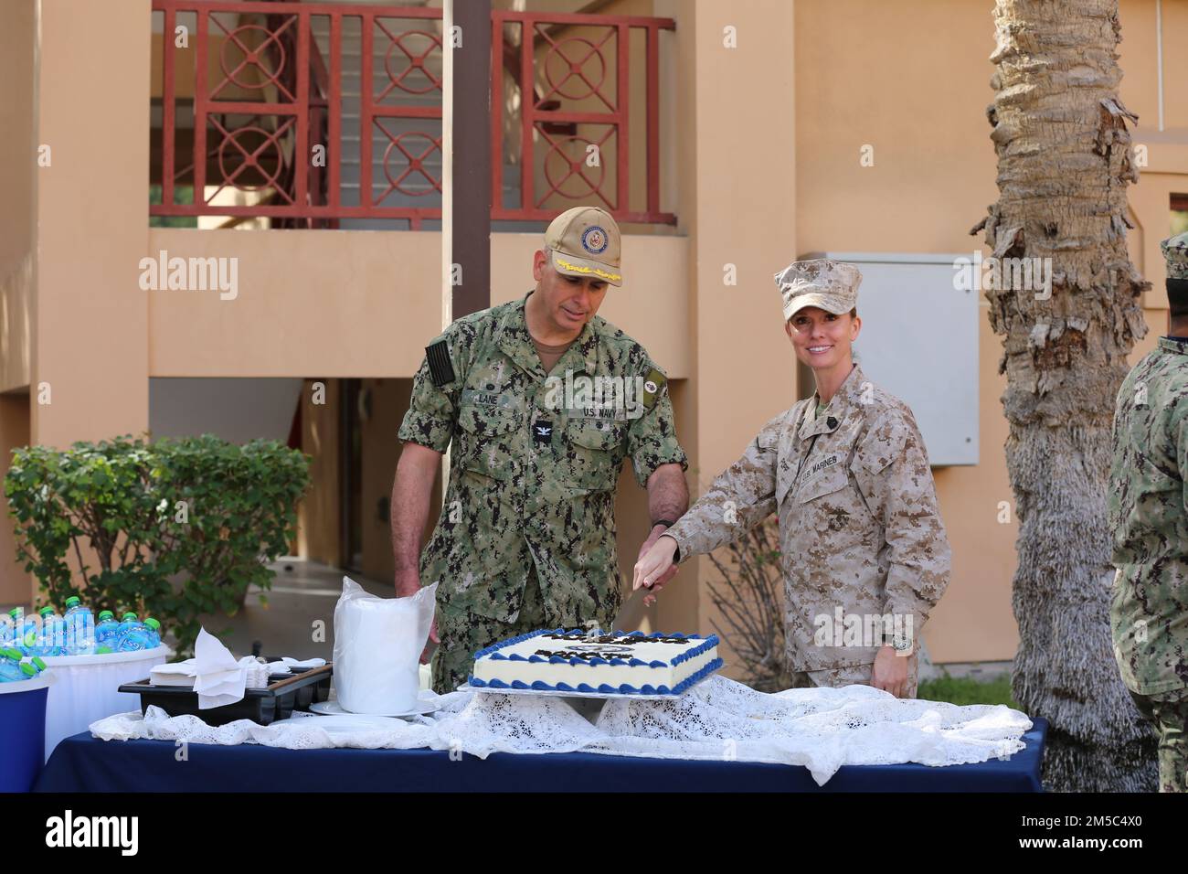 220227-N-XJ066-1190 MANAMA (Bahreïn) (27 février 2022) Capitaine William Lane, commandant, Naval support Activity (NSA) Bahreïn et Popp, Force opérationnelle 51/5th Brigade expéditionnaire maritime (TF 51/5) Participez à une coupe de gâteau pour célébrer le coup d'envoi de la campagne Active Duty Fund de la Marine-Marine corps relief Society (NMCRS) 2022 à bord de la Naval support Activity (NSA) Bahreïn. La NSA Bahreïn permet aux forces américaines et alliées de faire avancer les opérations et de réagir à la mission de la Marine Region Europe, Afrique, Central, pour fournir des services à la flotte, aux chasseurs de guerre et à la famille. Banque D'Images