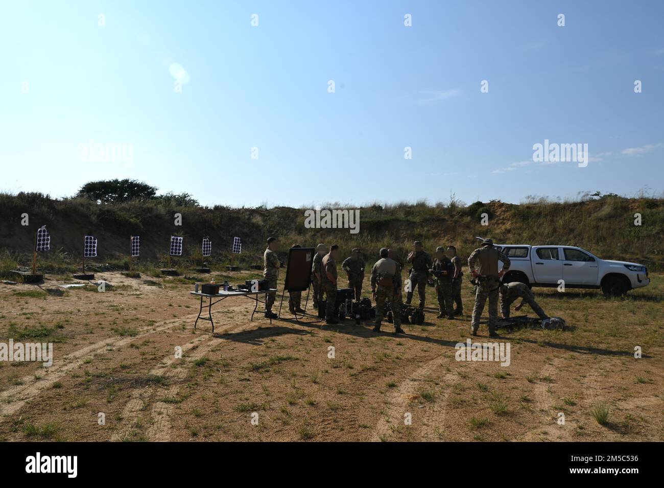 ÉTATS-UNIS Des bérets verts de l’armée affectés au 3rd Groupe des forces spéciales (aéroporté) planifient l’entraînement de la journée dans l’aire de répartition de l’aérodrome de Thebephastwa, au Botswana, au 27 février 2022. Les équipes se sont concentrées sur le perfectionnement des compétences en armes de fusil et de pistolet dans le cadre de leur formation et de leurs qualifications. Banque D'Images