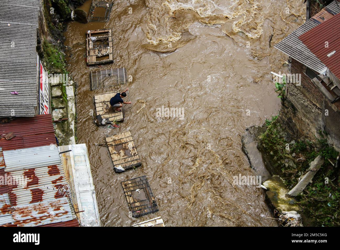 Bandung, Java-Ouest, Indonésie. 28th décembre 2022. Un homme est vu sur les rives de la rivière Cikapundung à Bandung. D'après les données de l'Agence environnementale de la ville de Bandung (DLH), la qualité de l'eau de la rivière de la ville de Bandung en 2021 est classée comme mauvaise (légèrement polluée) ou avec un indice de 47,5 (Credit image: © Algi Febri Sugita/ZUMA Press Wire) Banque D'Images