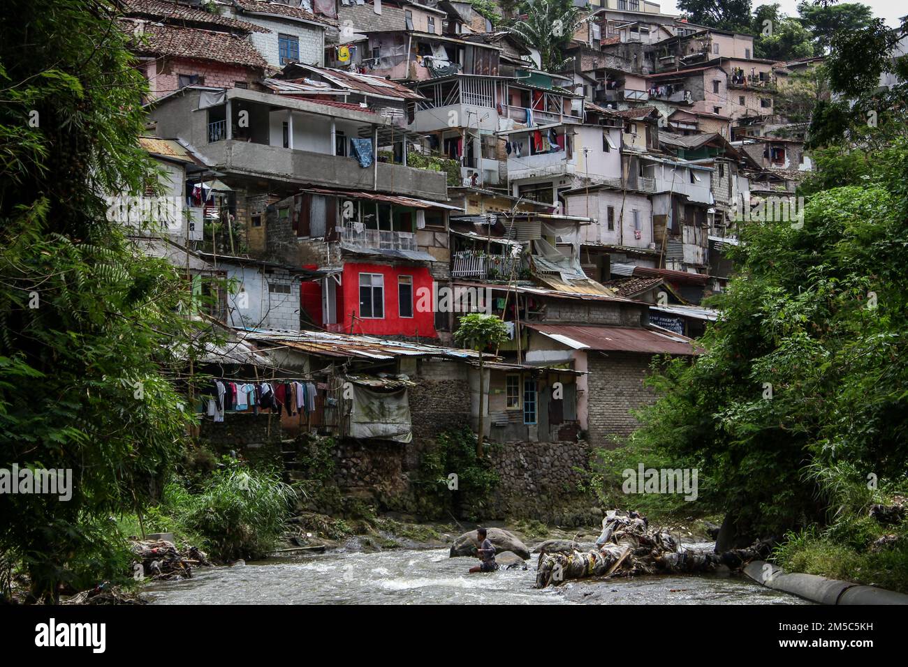 Bandung, Java-Ouest, Indonésie. 28th décembre 2022. Vue générale d'un quartier résidentiel sur les rives de la rivière Cikapundung à Bandung. D'après les données de l'Agence environnementale de la ville de Bandung (DLH), la qualité de l'eau de la rivière de la ville de Bandung en 2021 est classée comme mauvaise (légèrement polluée) ou avec un indice de 47,5 (Credit image: © Algi Febri Sugita/ZUMA Press Wire) Banque D'Images