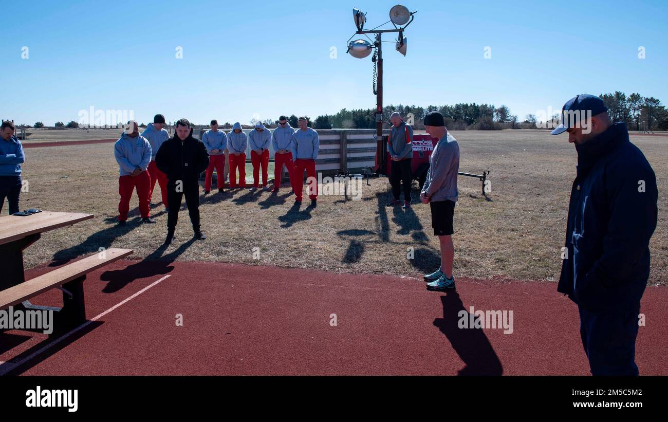 Centre de formation le personnel et les membres de la famille du Cap May participent à un « entraînement à retenir » pour commémorer le 10 ans de l'écrasement de l'hélicoptère 6535, le 28 février 2022. Le comité du mieux-être du centre de formation, ainsi que le maître en chef Nick Gardner, un technicien en survie de l’aviation au centre de formation, ont coordonné et organisé l’événement en l’honneur des quatre gardes-côtes qui ont perdu la vie : le lieutenant Cmdr. Dale Taylor, lieutenant j.g. Thomas Cameron, premier maître Fernando Jorge, et maître de classe 3rd Andrew Knight. Bien qu’il soit impossible de prédire ce que les années à venir apporteront, t Banque D'Images