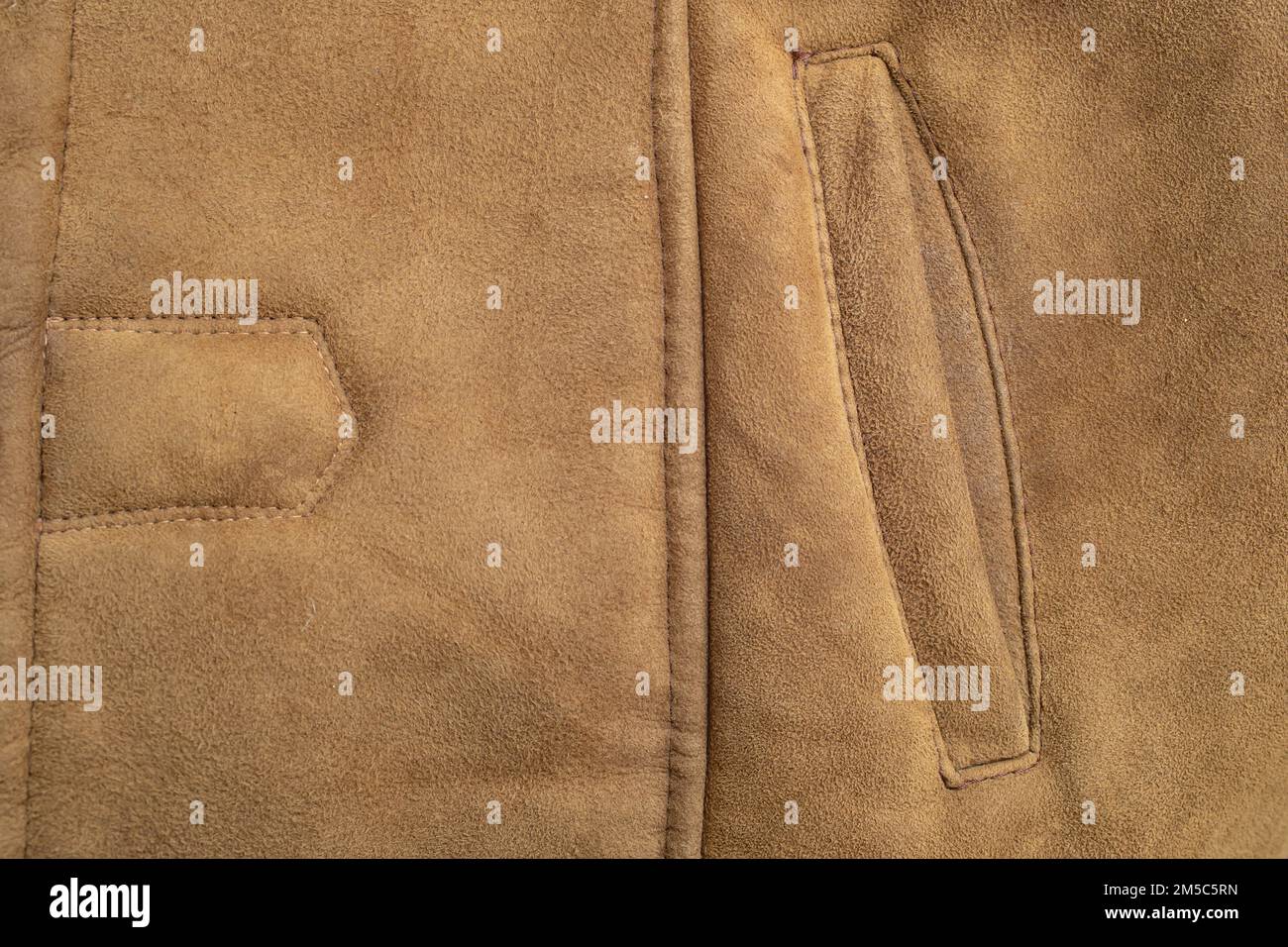 Veste en daim en cuir, coutures de poche, toile de fond abstraite, gros plan Banque D'Images