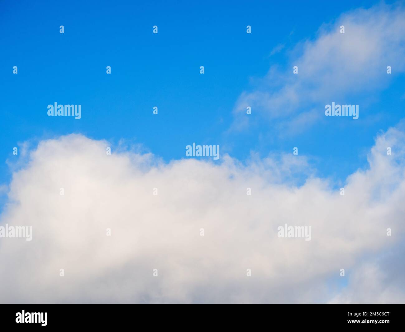 Des nuages blancs doux et moelleux contre un ciel bleu clair Banque D'Images