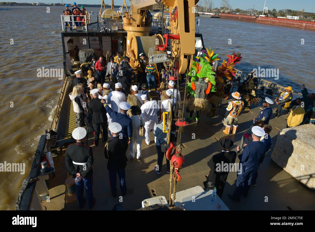 Les membres du Zulu social Aid and Pleasure Club naviguent à bord des États-Unis Garde côtière Barbara Mabrity 28 février 2022. Le club est traditionnellement transporté à la fête de Lundi gras à la Nouvelle-Orléans depuis le fleuve Mississippi. (ÉTATS-UNIS Photo de la Garde côtière par Petty Officer classe 3rd James Hague) Banque D'Images