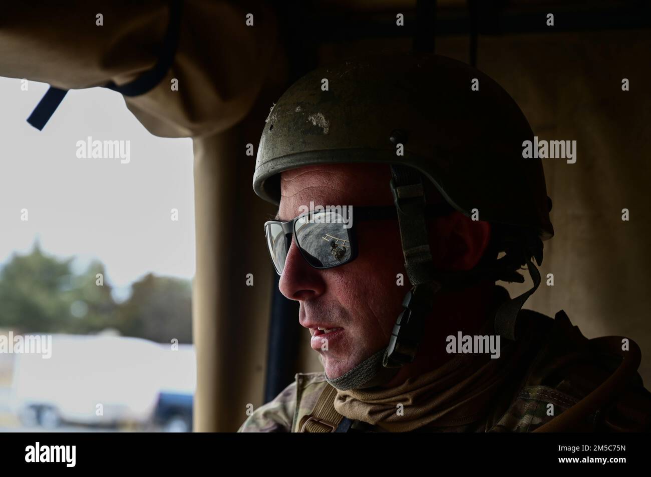 ÉTATS-UNIS Tech. De la Force aérienne Le Sgt Justin Davis, étudiant hostile à l'artisanat sur le terrain, regarde l'arrière d'un véhicule tactique de taille moyenne tout en participant à FCH sur la base conjointe McGuire-dix-Lakehurst, New Jersey, 1 mars 2022. FCH est un cours de pré-déploiement dirigé par le 421st combat Training Squadron, qui enseigne les compétences de base au combat à plus de 5 000 États-Unis Personnel de la Force aérienne, des forces interarmées et de l'OTAN chaque année. Banque D'Images