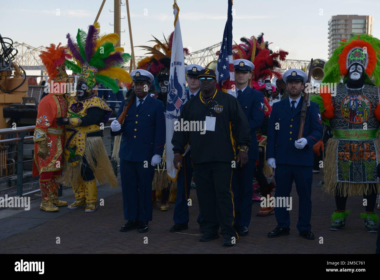 ÉTATS-UNIS La garde côtière se dresse avec le Zulu social Aid and Pleasure Club au parc Woldenberg à la Nouvelle-Orléans, le 28 février 2022. Le garde de couleur a aidé à escorter le club jusqu'à la célébration officielle de Lundi gras dans le parc Woldenberg. (ÉTATS-UNIS Photo de la Garde côtière par Petty Officer classe 3rd James Hague) Banque D'Images