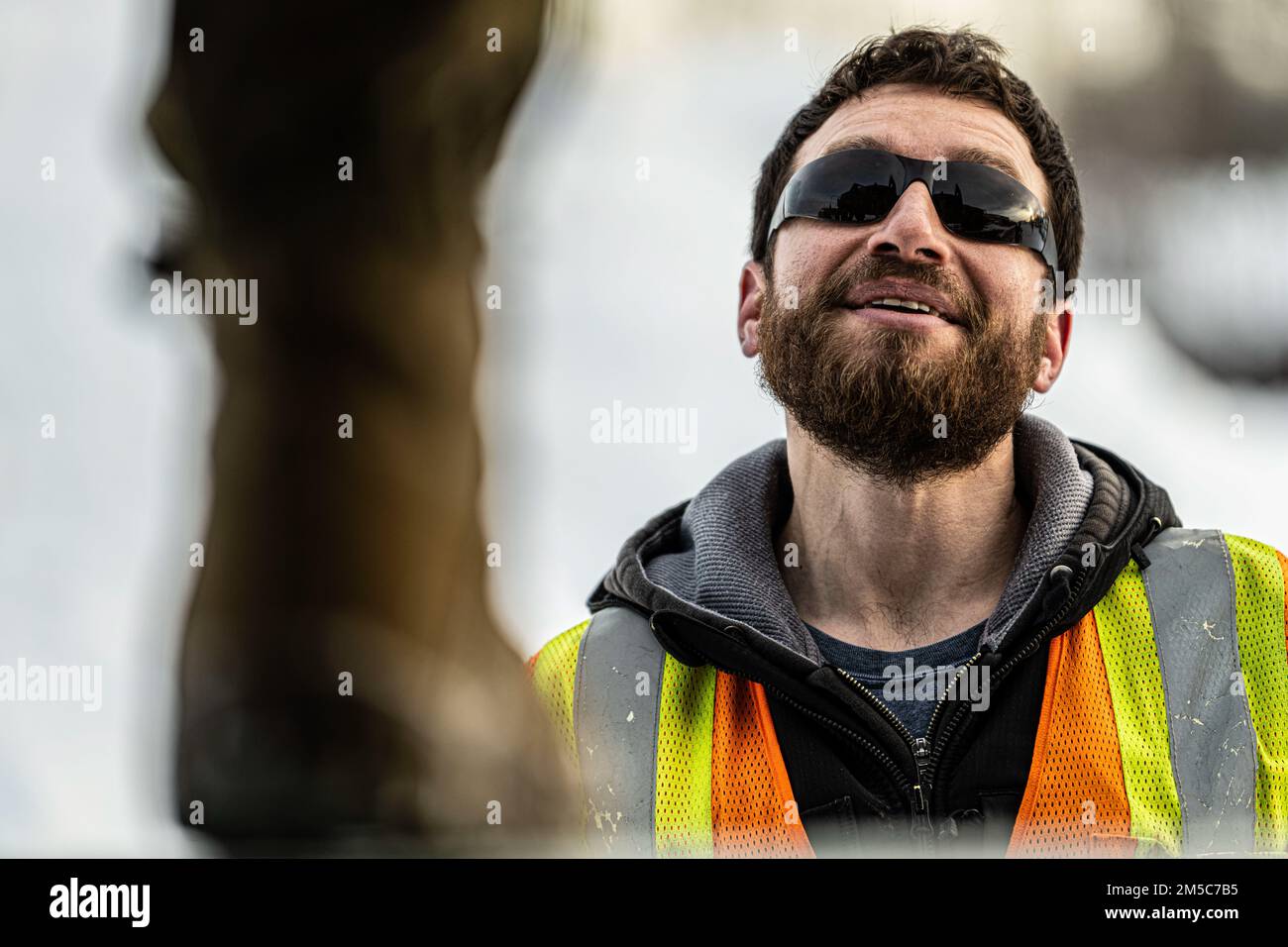 Andrew Maiorano, un chauffeur de camion avec Alaska West Express, parle avec un américain Soldat de l'armée à la base aérienne d'Eielson, Alaska, le 28 février 2022. Arctic Edge 2022 est un exercice biennal de défense intérieure destiné à fournir une formation conjointe de haute qualité et efficace dans des conditions météorologiques froides austères. Banque D'Images