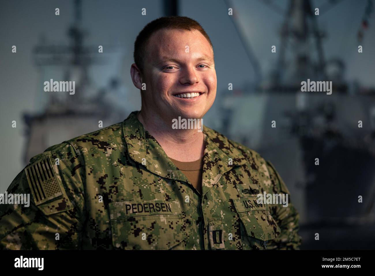 Le lieutenant Ben Pedersen, aux États-Unis Navy 2022 Junior Ship Handler of the Year, pose pour une photo de portrait au Commandement de l'entraînement du recrutement. Plus de 40 000 recrues s'entraînent chaque année au seul camp de la Marine. Banque D'Images