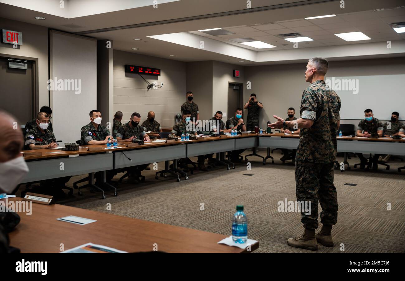 ÉTATS-UNIS Le colonel Timothy S. Brady Jr, commandant, 3D Marines, parle au lieutenant général Kim Tae-sung, commandant du corps des Marines de la République de Corée, lors d'une visite à la base des Marines d'Hawaï, 1 mars 2022. Les Marines alliées ont discuté des activités en cours dans la région Indo-Pacifique et des domaines d’interopérabilité et de collaboration possibles à mesure que 3D Marines se réactive en tant que 3D Marine littoral Regiment, élément central des efforts de modernisation de la conception de la Force du corps des Marines. L'alliance entre les États-Unis et la République de Corée compte parmi les alles bilatérales les plus interopérables, capables et dynamiques Banque D'Images