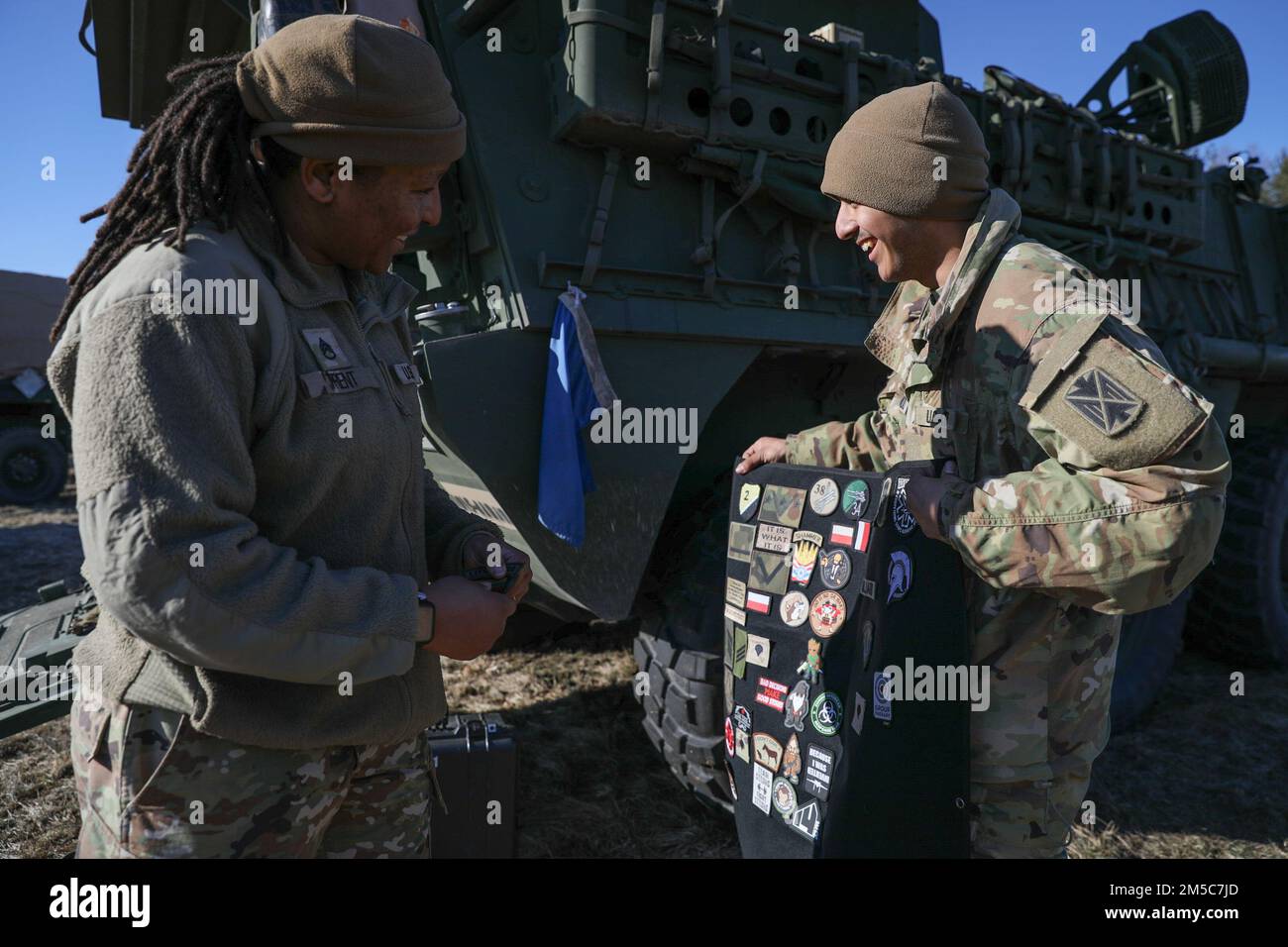 ÉTATS-UNIS Jacob Guajardo, un pilote affecté au 5th Bataillon, 4th Air Defense Artillery Regiment, montre le Sgt Tiana Trent, maître-canon pour 5-4 ADA, son groupe de patchs lors de l'exercice sabre Strike à la base aérienne de Kazlų Rūda, Lituanie, le 28 février 2022. La participation à des exercices multinationaux tels que Sabre Strike renforce les relations professionnelles et améliore la coordination globale avec les alliés et les militaires partenaires en période de crise. Banque D'Images