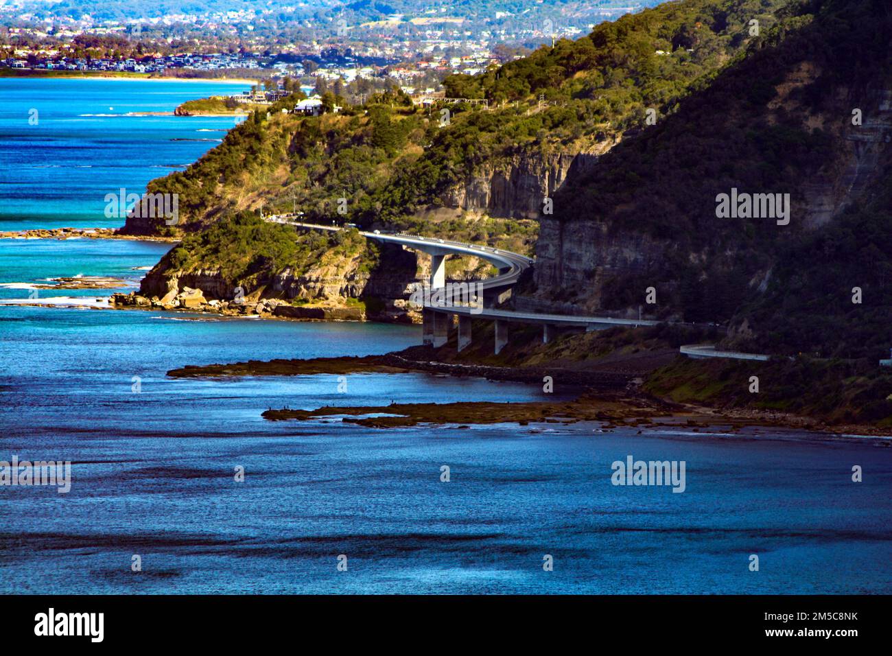 Route sur le côté d'une falaise à Wolongong, Australie Banque D'Images