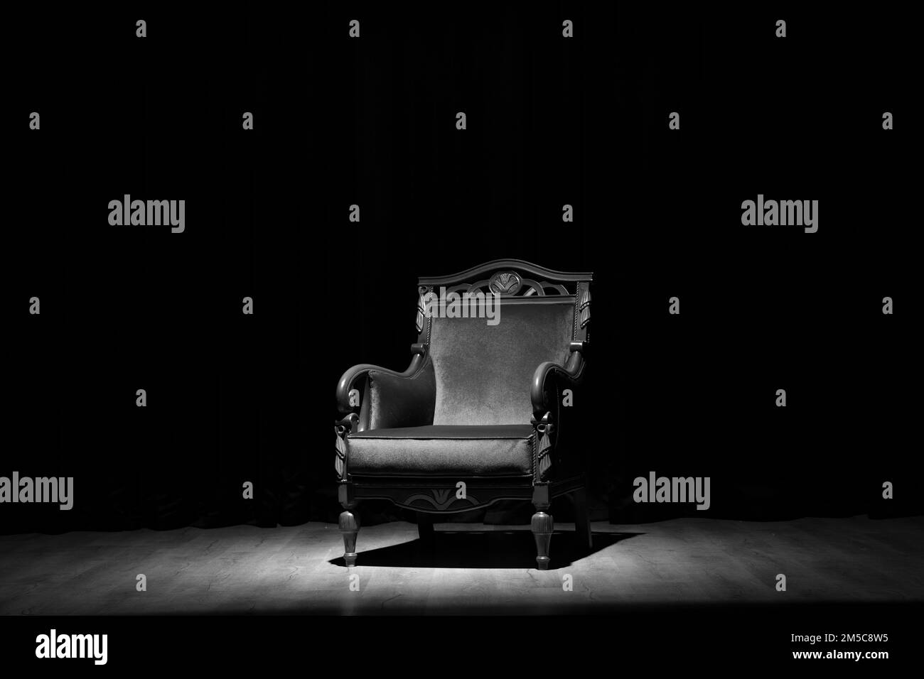 Siège en bois rouge sur la scène du théâtre Banque D'Images