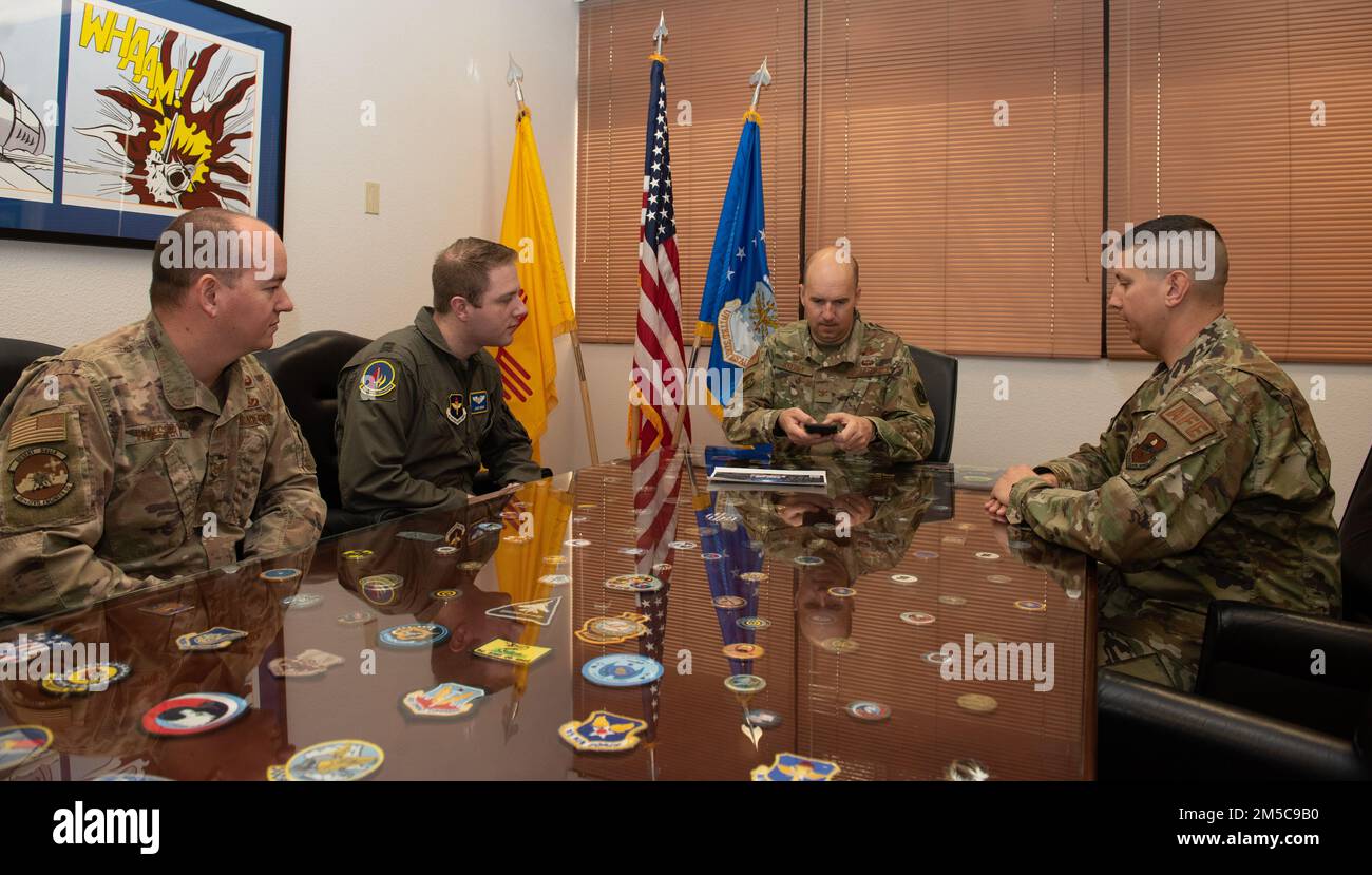 Le colonel Ryan Keeney, commandant de la 49th e Escadre, rencontre des représentants du Fonds d'assistance de la Force aérienne le 28 février 2022 sur la base aérienne Holoman, N.M. L'AFAF donne l'argent recueilli à quatre organismes de bienfaisance : la Société d'aide de la Force aérienne, le village enrôlable par la Force aérienne, les fondations de bienfaisance de la Force aérienne et la Fondation LeMay. Banque D'Images