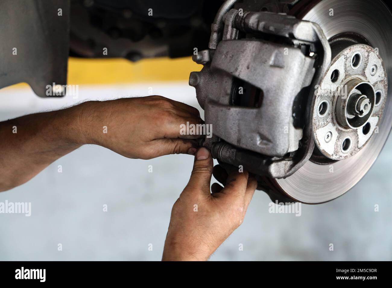 Remplacement des plaquettes de frein lors de l'entretien de la voiture Banque D'Images