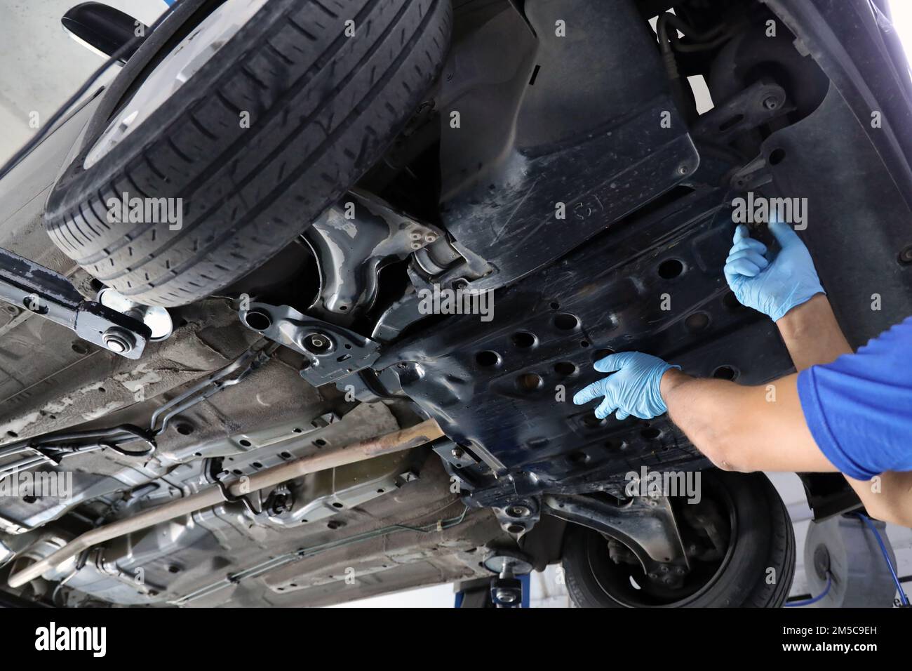 Remplacement des plaquettes de frein lors de l'entretien de la voiture Banque D'Images