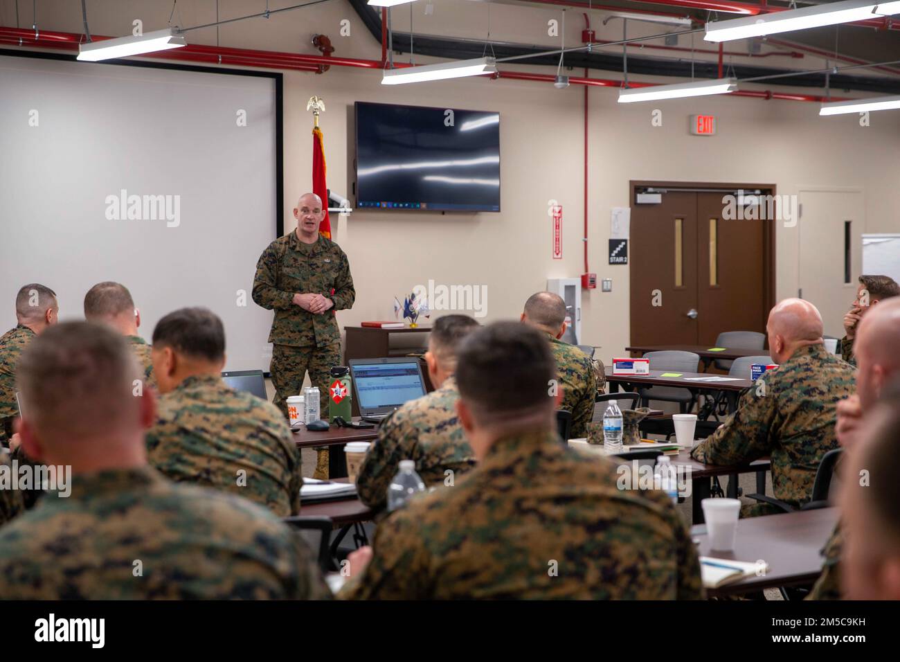 ÉTATS-UNIS Le sergent-major Troy E. Black, 19th sergent-major du corps des Marines, s'adresse aux Marines pour assister au Symposium du chef des opérations sur les éléments de combat au sol (CME) à la base du corps des Marines Quantico, en Virginie, le 28 février 2022. Le sergent-major du corps des Marines a pris la parole au symposium pour partager son point de vue sur la gestion des talents et la rétention des Marines d'infanterie. Le symposium des chefs des opérations de l'élément de combat au sol est un forum unique pour discuter, développer et consolider les priorités communes du CME en vue de leur présentation aux commandants de la Division maritime lors du prochain CME annuel Banque D'Images