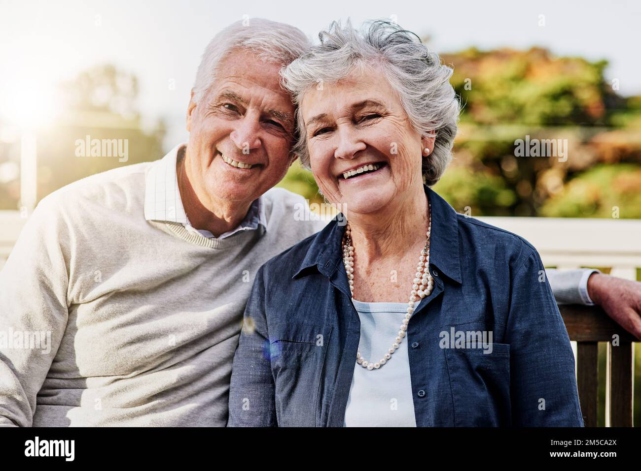 Vieillir est mieux ensemble. un heureux couple senior se relaxant ensemble à l'extérieur. Banque D'Images