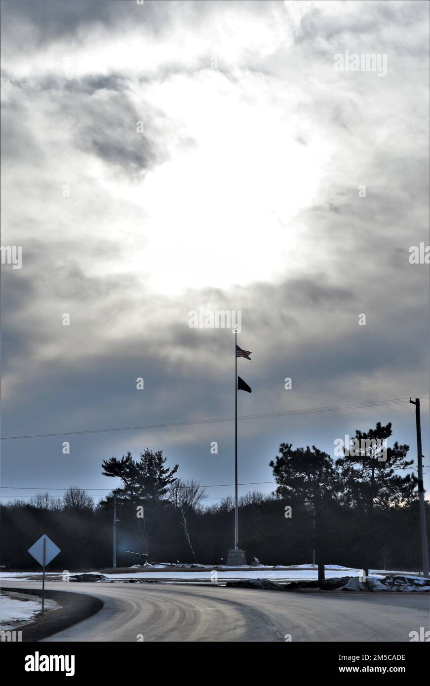 Le drapeau américain sur le mât de la garnison est affiché le 28 février 2022 à fort McCoy, Wisconsin. Situé au cœur du Midwest supérieur, fort McCoy est le seul des États-Unis Installation de l'armée dans le Wisconsin. L'installation a fourni un soutien et des installations pour la formation sur le terrain et en classe de plus de 100 000 militaires de tous les services presque chaque année depuis 1984. Pour en savoir plus sur fort McCoy, consultez https://home.army.mil/mccoy, sur Facebook en recherchant « ftmccoy », et sur Twitter en recherchant « usagmccoy ». Banque D'Images