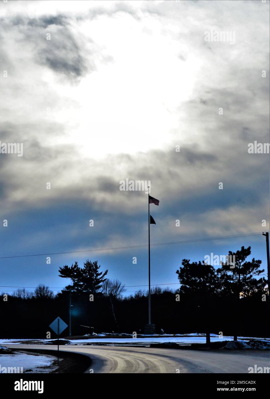 Le drapeau américain sur le mât de la garnison est affiché le 28 février 2022 à fort McCoy, Wisconsin. Situé au cœur du Midwest supérieur, fort McCoy est le seul des États-Unis Installation de l'armée dans le Wisconsin. L'installation a fourni un soutien et des installations pour la formation sur le terrain et en classe de plus de 100 000 militaires de tous les services presque chaque année depuis 1984. Pour en savoir plus sur fort McCoy, consultez https://home.army.mil/mccoy, sur Facebook en recherchant « ftmccoy », et sur Twitter en recherchant « usagmccoy ». Banque D'Images