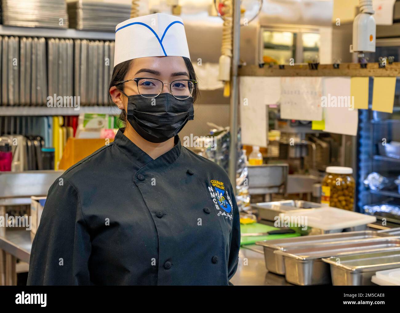 CAMP SHIELDS (Japon) (28 février 2022) Spécialiste culinaire 3rd classe Jennifer Colin-Barrera de Lakewood, Washington. Et affectée au NMCB (Naval Mobile Construction Battalion) Three, représente un portrait environnemental à Camp Shields, Okinawa, Japon le 28 février 2022. Le NMCB 3 est domiciliaire à Port Hueneme, en Californie, et fournit des services d'ingénierie et de construction aux forces navales et conjointes du monde entier. Banque D'Images