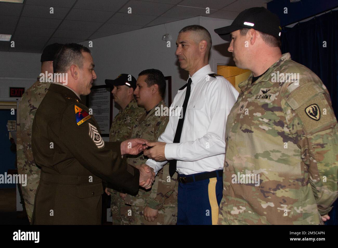 ÉTATS-UNIS Le Sgt. Maj. Francisco Declet, commandant du Centre d'excellence de l'aviation militaire de l'Académie des officiers sans frais - Eustis, présente des prix aux instructeurs du cours Advance leaders lors d'une cérémonie 1 mars 2022 ici à fort Eustis, Viriginia. La SLA est un cours spécifique à une branche qui offre aux soldats sélectionnés pour la promotion du sergent d'état-major l'occasion d'améliorer leurs capacités de leadership. Banque D'Images