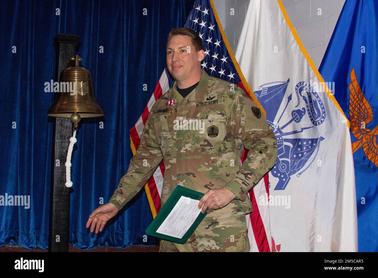 ÉTATS-UNIS Classe du Sgt. 1st de l'Armée Steven Schwander, chef de petit groupe, Académie des officiers sans commission - Eustis, a reçu la Médaille du service méritoire de l'Armée lors d'une cérémonie à 1 mars 2022, ici à fort Eustis, Viriginia. Le cours des leaders avancés est un cours spécifique à une branche qui offre aux soldats sélectionnés pour la promotion du sergent d'état-major l'occasion d'améliorer leurs capacités de leadership. Banque D'Images