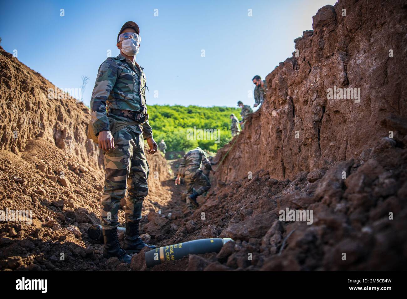 Un soldat des Forces armées royales marocaines (FAR) s'occupe après avoir placé une carapace d'obusier de 105 mm dans une tranchée pendant une aire d'inertion d'ordre bas près de KHemisset, Maroc, 1 mars 2022. Marines, marins et membres de la Garde nationale de l'Utah participent à l'action humanitaire contre les mines, l'élimination des munitions explosives (EOD) Maroc 2022 où les États-Unis Les techniciens de la DOE supervisent la validation de la DOE de niveau trois des soldats des Forces armées royales marocaines afin de poursuivre les efforts visant à créer une capacité de la DOE à l'intérieur DU FAR. Banque D'Images