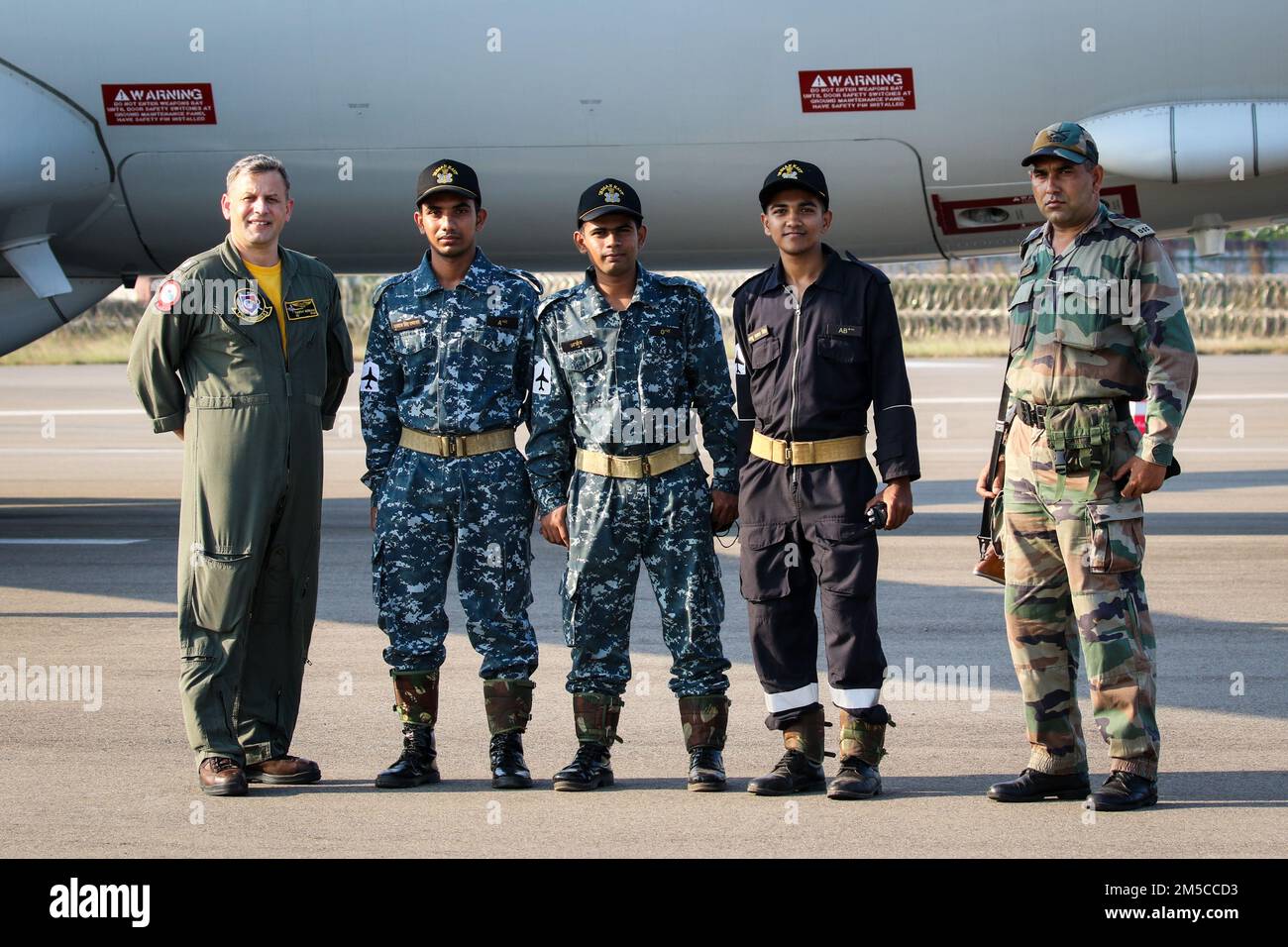 INS DEGA, Inde (1 mars 2022) – CDR. Timothy Bierbach, officier exécutif de l’Escadron de patrouille (VP) 47, «Golden Swordmen», pose une photographie avant un vol pour «MILAN 2022» avec des membres de la Marine indienne sur la ligne de vol à INS Dega, Inde, 1 mars 2022. Le VP-47 est actuellement déployé à la NAF Misawa, au Japon, dans le cadre d'opérations de patrouille maritime et de reconnaissance et de proximité de théâtre au sein de la zone d'opérations de la flotte américaine 7th (C7F) à l'appui du commandant de la Force opérationnelle 72, C7F et des États-Unis Objectifs du Commandement Indo-Pacifique dans toute la région. Banque D'Images