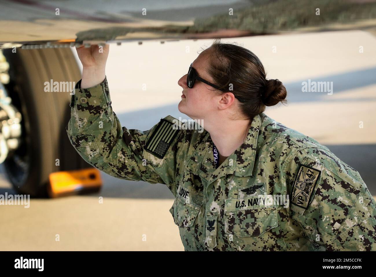 INS DEGA, Inde (1 mars 2022) – Aviation Ordnanceman 2nd classe Kyliegh Love, affecté à l’Escadron de patrouille (VP) 47, effectue des inspections en amont sur un P-8A Poséidon avant un vol pour ‘MILAN 2022’ sur la ligne de vol de INS Dega, Inde, 1 mars 2022. Le VP-47 est actuellement déployé à la NAF Misawa, au Japon, dans le cadre d'opérations de patrouille maritime et de reconnaissance et de proximité de théâtre au sein de la zone d'opérations de la flotte américaine 7th (C7F) à l'appui du commandant de la Force opérationnelle 72, C7F et des États-Unis Objectifs du Commandement Indo-Pacifique dans toute la région. Banque D'Images