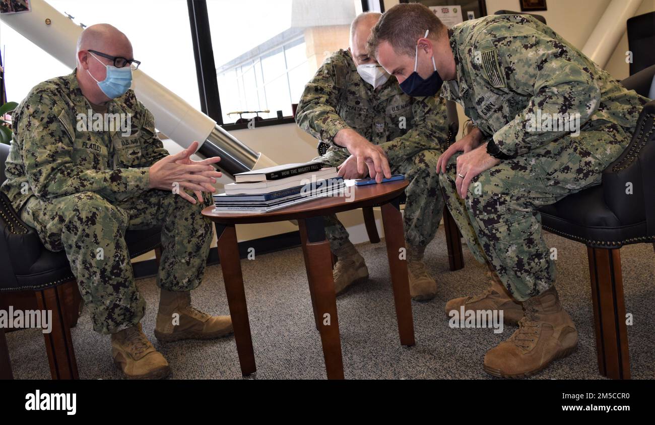 Six marins affectés au Commandement de l’instruction de préparation en médecine de la Marine Bremerton ont été avisés par la direction d’être avancés à la prochaine plus haute cote de rémunération dans le cadre du Programme d’avancement méritoire (PAM) de la Marine. La classe 1st de l'Hôpital Corpsman était de Kaleesha Ramos, la classe 2nd de l'Hôpital Corpsman était Tyler Clayton et Jose Rico, la classe 2nd de la maîtrise d'armes était Mackenzie Razo, et la promotion à la classe 3rd de l'Hôpital Corpsman était Grace Corn et Gunner Haskill. Tous ont été informés en personne, à l'exception de Ramos, qui a été rejoint à la maison en congé de maternité (phot officiel de la Marine Banque D'Images