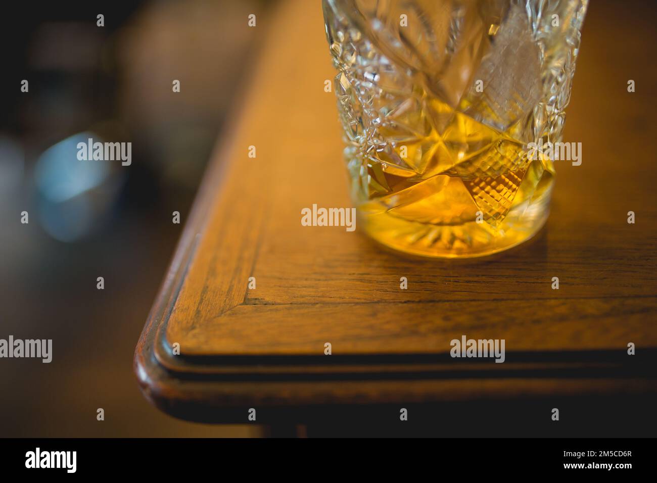 Verre à whisky sur un coin de table en bois vintage Banque D'Images
