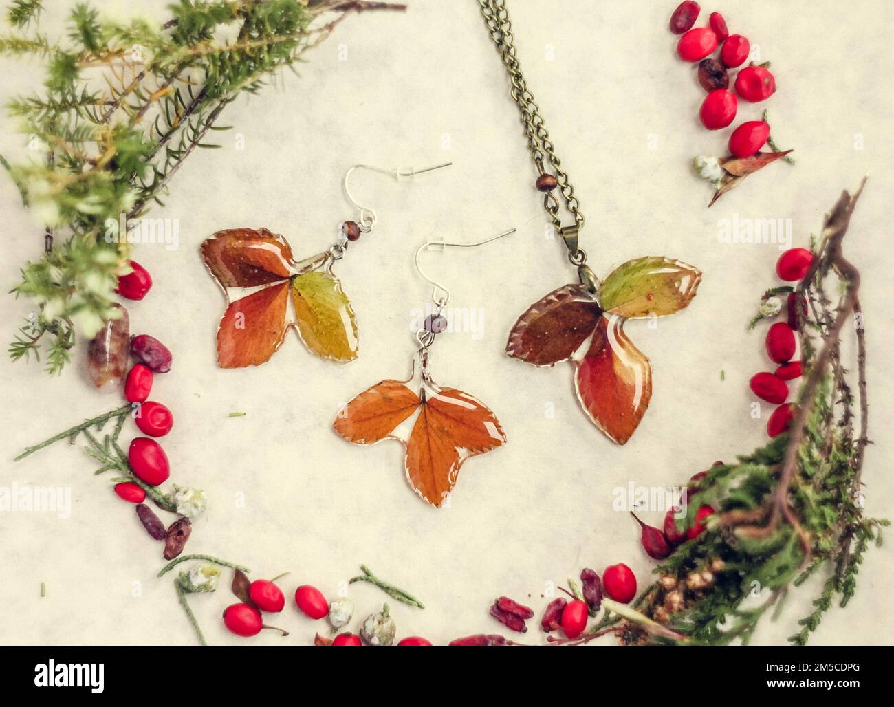 Gros plan pendentif et boucles d'oreilles faits main avec feuilles de plantes concept photo Banque D'Images