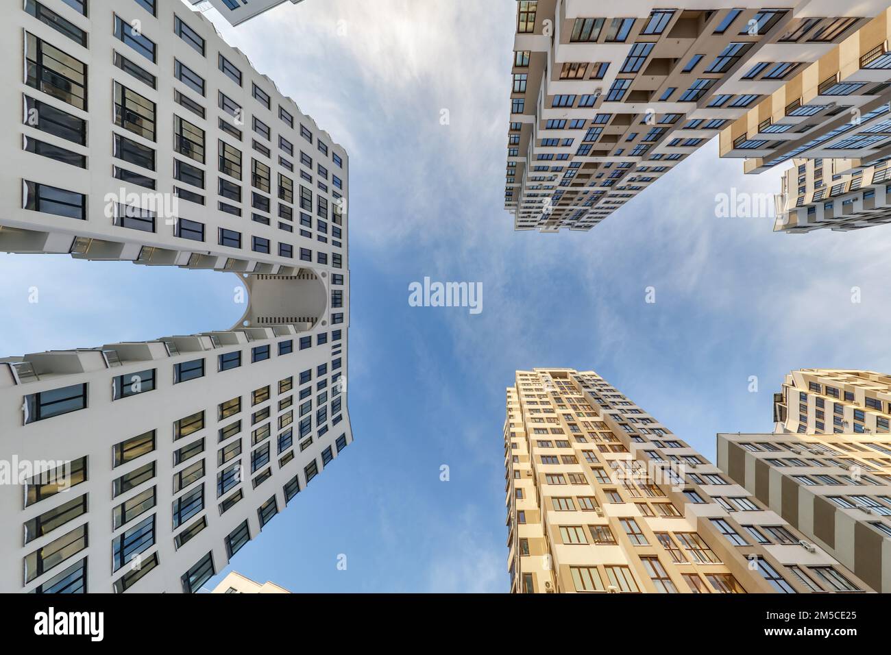 vue du sol au ciel bleu parmi les gratte-ciel, regardez la maison de bas en haut Banque D'Images