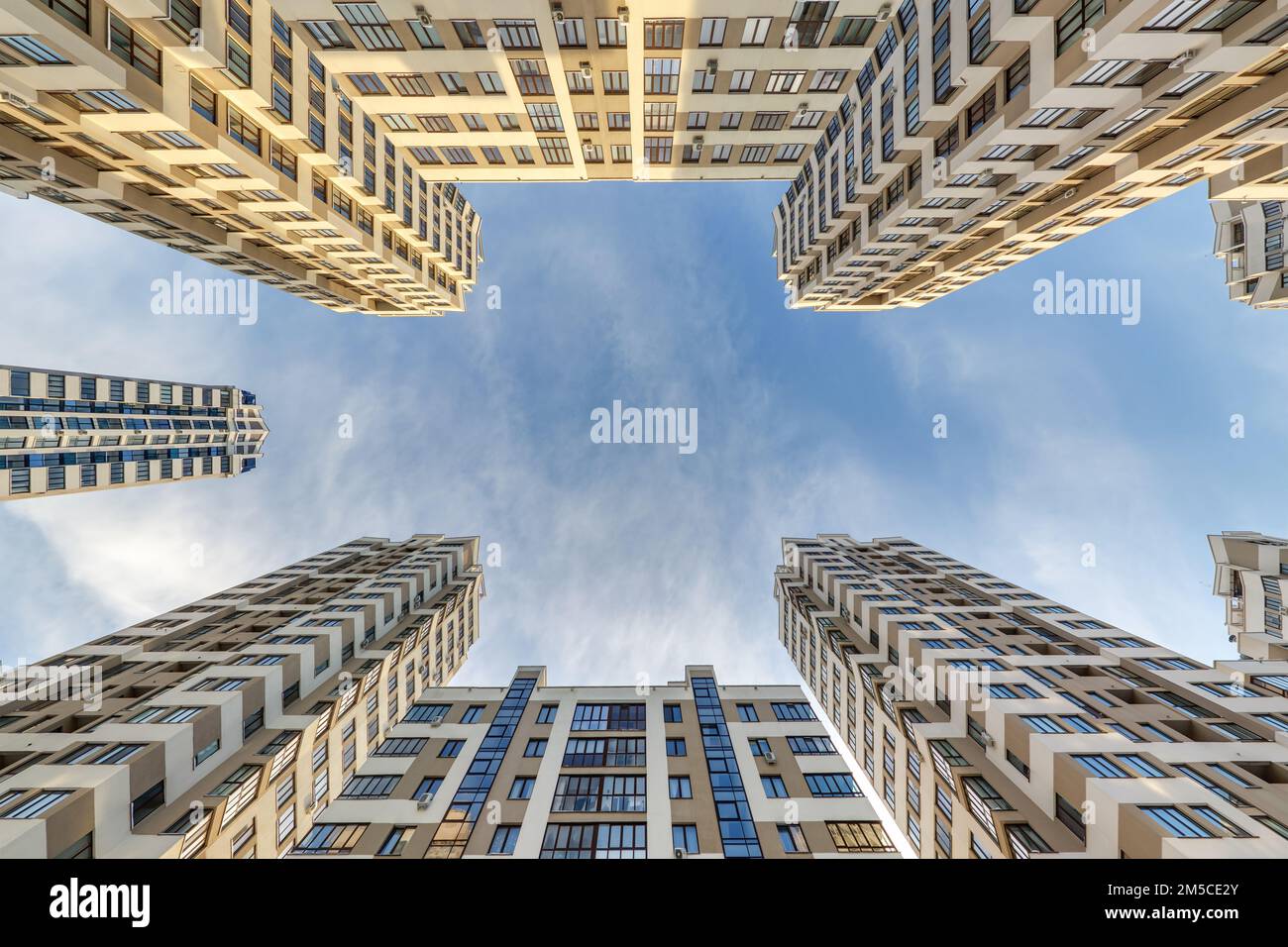 vue du sol au ciel bleu parmi les gratte-ciel, regardez la maison de bas en haut Banque D'Images