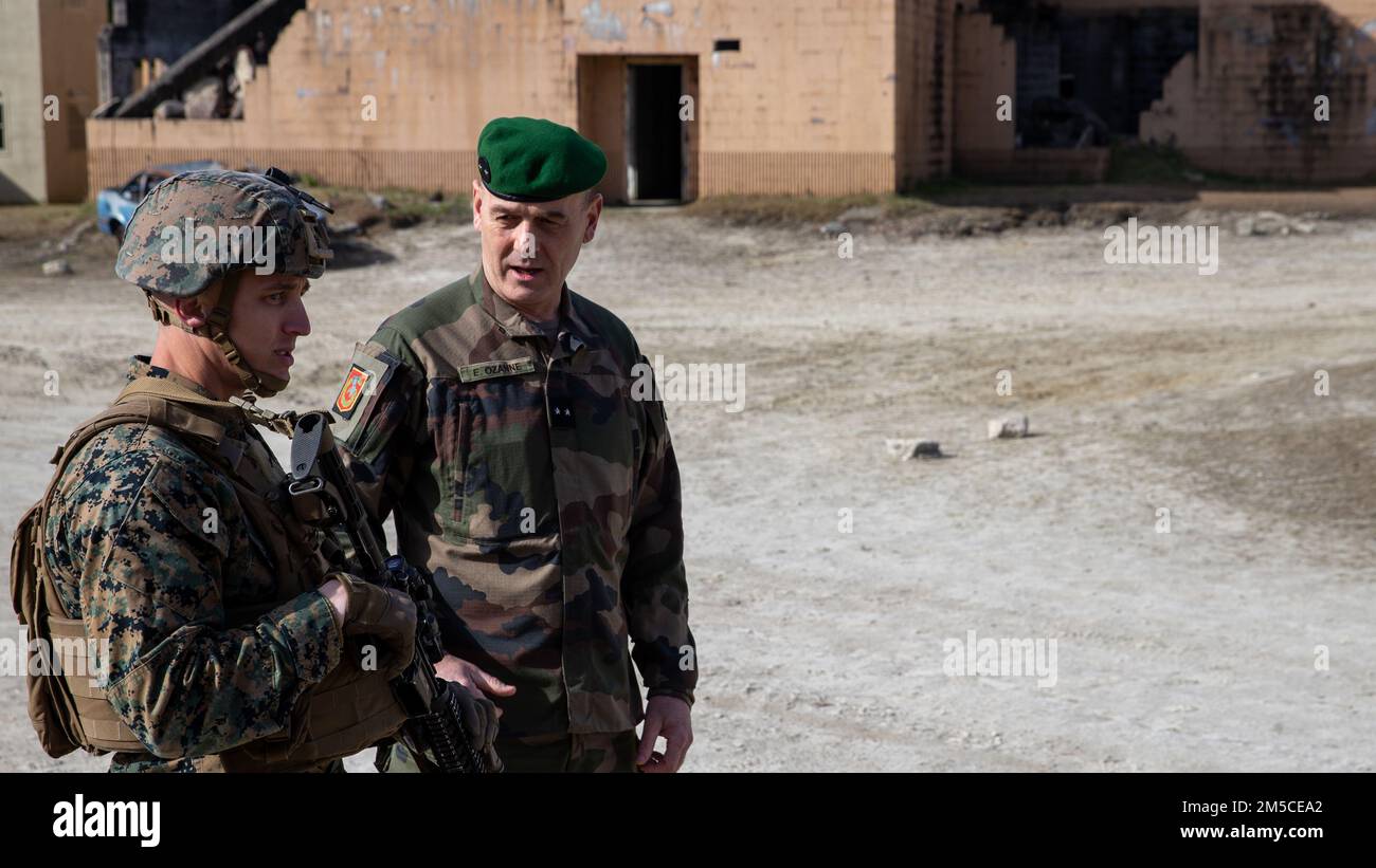 Armée française Brig. Le général Eric Ozanne, commandant général (CG) du 6th Light Armored Battalion (LAB), parle avec les États-Unis Le capitaine du corps maritime Benjamin Wright, natif de fort Pierce, en Floride, et commandant d'une compagnie avec 1st Bataillon, 8th Marine Regiment, 2D Marine Division, au Camp Lejeune, en Caroline du Nord, 1 mars 2022. La visite comprenait des événements sur le Camp Lejeune et d'autres installations militaires le long de la côte est. L’objectif de cet engagement était d’accroître les relations avec les dirigeants et de fournir au GC de 6th LAB une meilleure compréhension des capacités de combat futures du corps des Marines Banque D'Images
