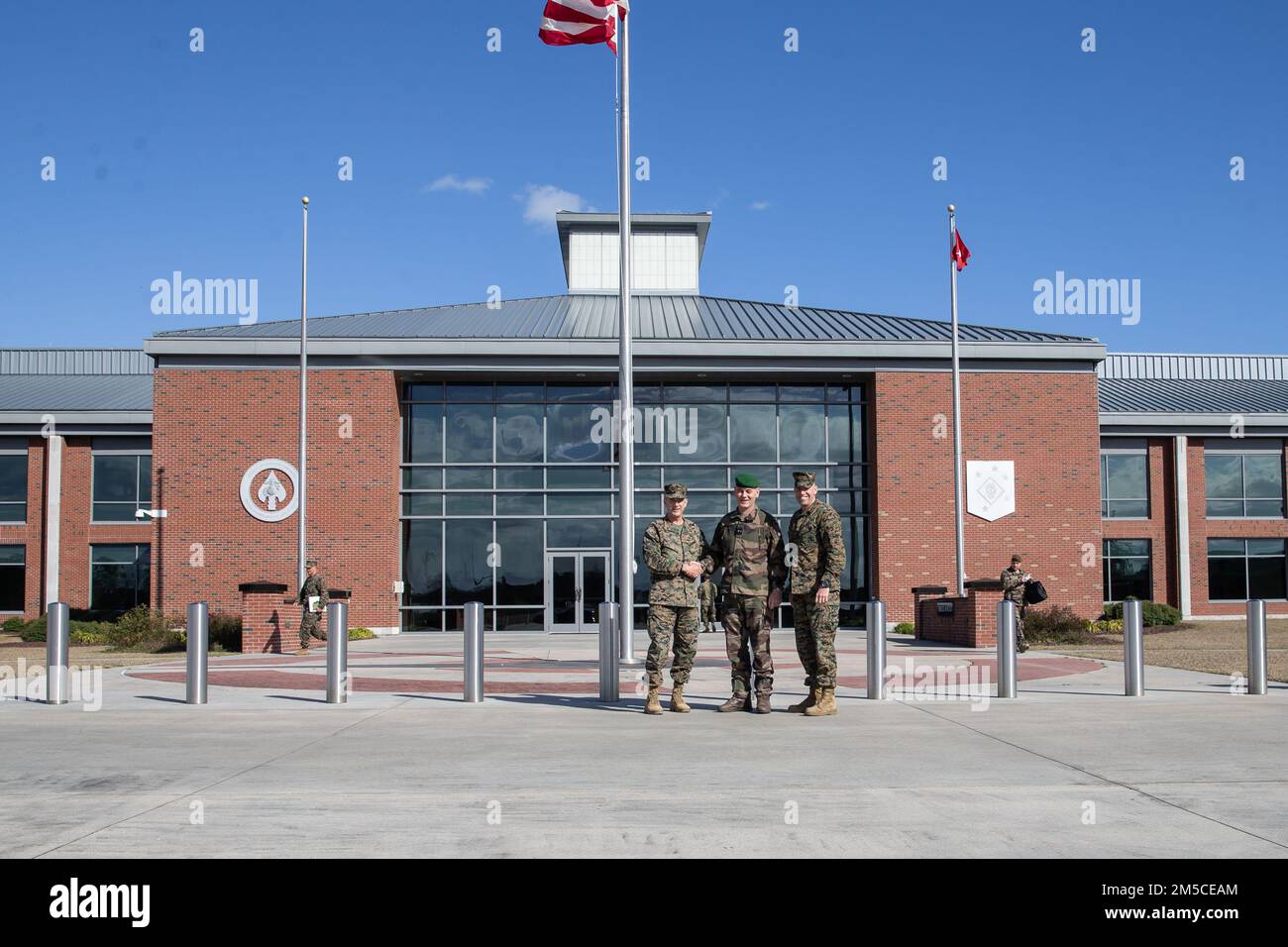 ÉTATS-UNIS Corps de marine général Francis Donovan, à gauche, commandant général (CG) de la division Marine (MARDIV) 2D Brig Armée française. Le général Eric Ozanne, au centre, le CG du 6th Bataillon léger (LAB), et le Sgt. Maj Daniel Krause, à droite, le sergent-major de 2D MARDIV, posent pour une photo sur le Camp Lejeune, Caroline du Nord, 1 mars 2022. La visite comprenait des événements sur le Camp Lejeune et d'autres installations militaires le long de la côte est. L’objectif de cet engagement était d’accroître les relations avec les dirigeants et de fournir au GC de 6th LAB une meilleure compréhension du combat futur du corps des Marines Banque D'Images