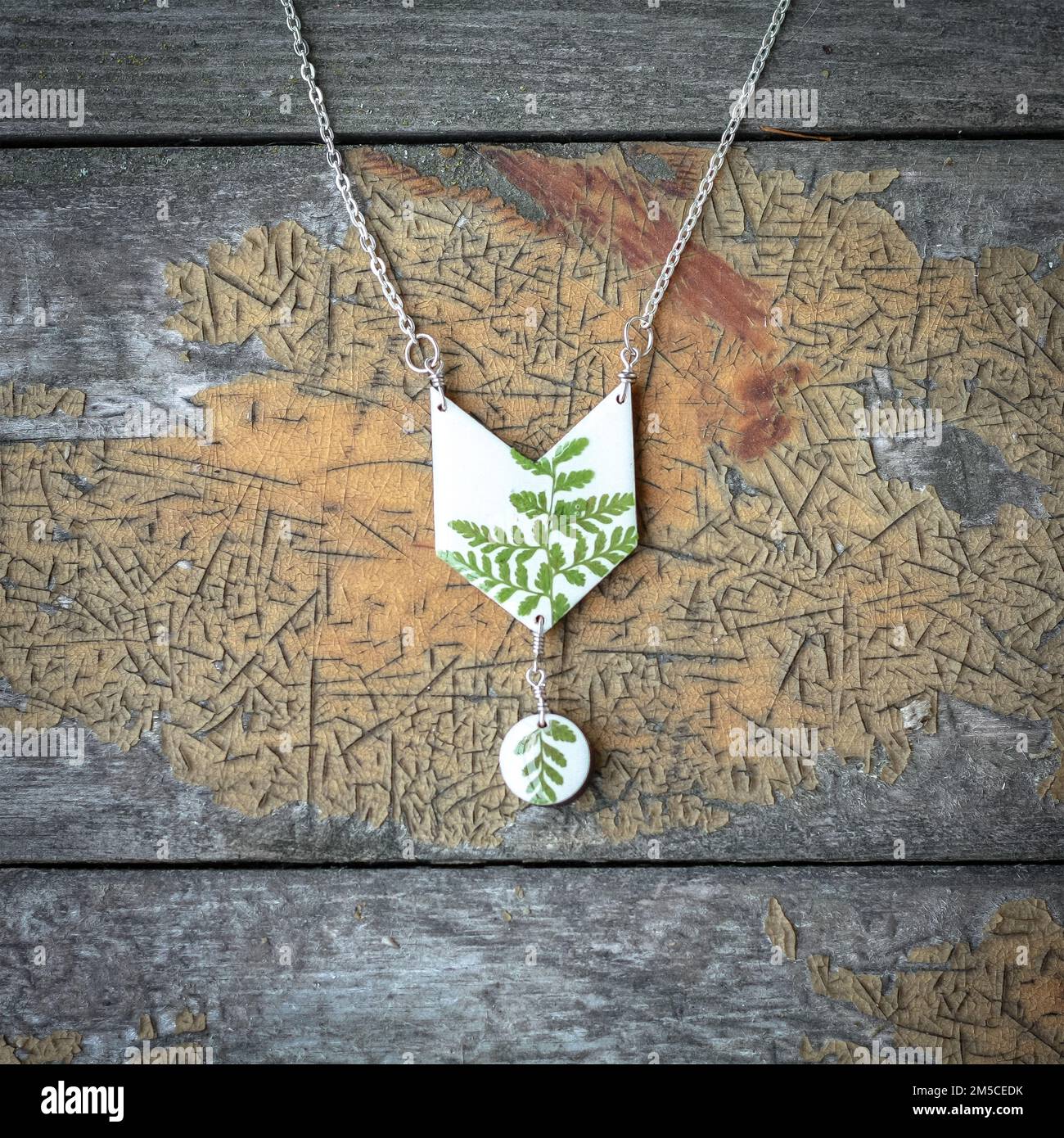 Pendentif élégant en gros plan avec feuilles de fougères laquées photo concept Banque D'Images