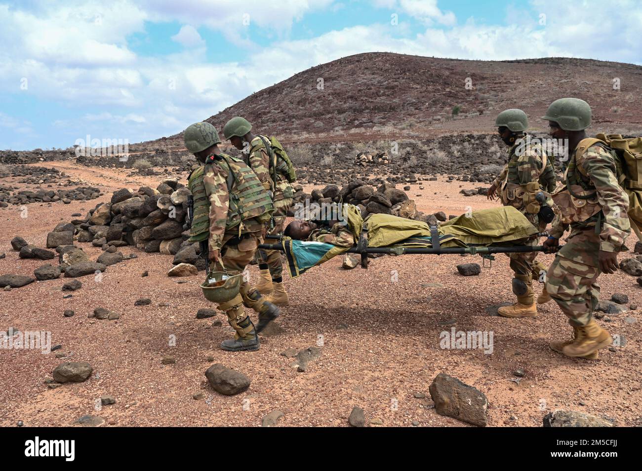 Les soldats des forces armées de Djibouti pratiquent des procédures d'évacuation médicale au cours d'un exercice d'entraînement à l'assaut aérien avec des membres de la brigade d'assistance des forces de sécurité de 2D, Camp Lemonnier, Djibouti (1 mars 2022). Le saab 2D forme et conseille les forces de sécurité étrangères pour améliorer les capacités des partenaires et faciliter la réalisation des objectifs stratégiques américains. Banque D'Images