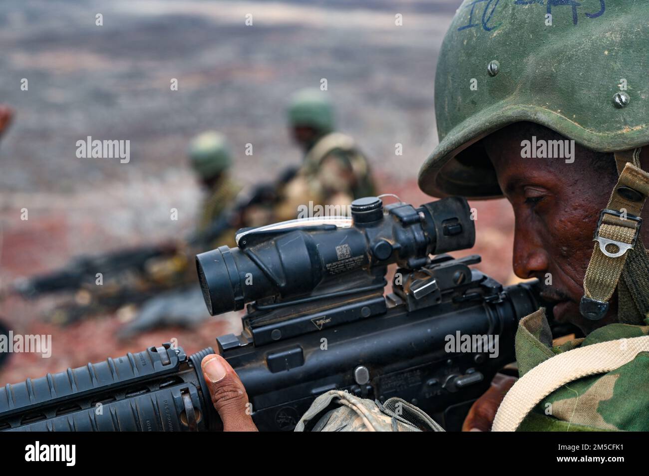 Des soldats des forces armées de Djibouti participent à un exercice d'entraînement d'assaut aérien avec des membres de la Brigade d'assistance de la Force de sécurité (SFAB) de 2D, Camp Lemonnier, Djibouti (1 mars 2022). Le saab 2D forme et conseille les forces de sécurité étrangères pour améliorer les capacités des partenaires et faciliter la réalisation des objectifs stratégiques américains. Banque D'Images