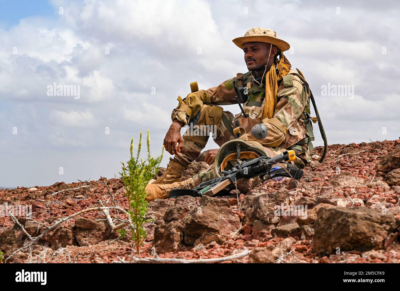 Des soldats des forces armées de Djibouti participent à un exercice d'entraînement d'assaut aérien avec des membres de la Brigade d'assistance de la Force de sécurité (SFAB) de 2D, Camp Lemonnier, Djibouti (1 mars 2022). Le saab 2D forme et conseille les forces de sécurité étrangères pour améliorer les capacités des partenaires et faciliter la réalisation des objectifs stratégiques américains. Banque D'Images