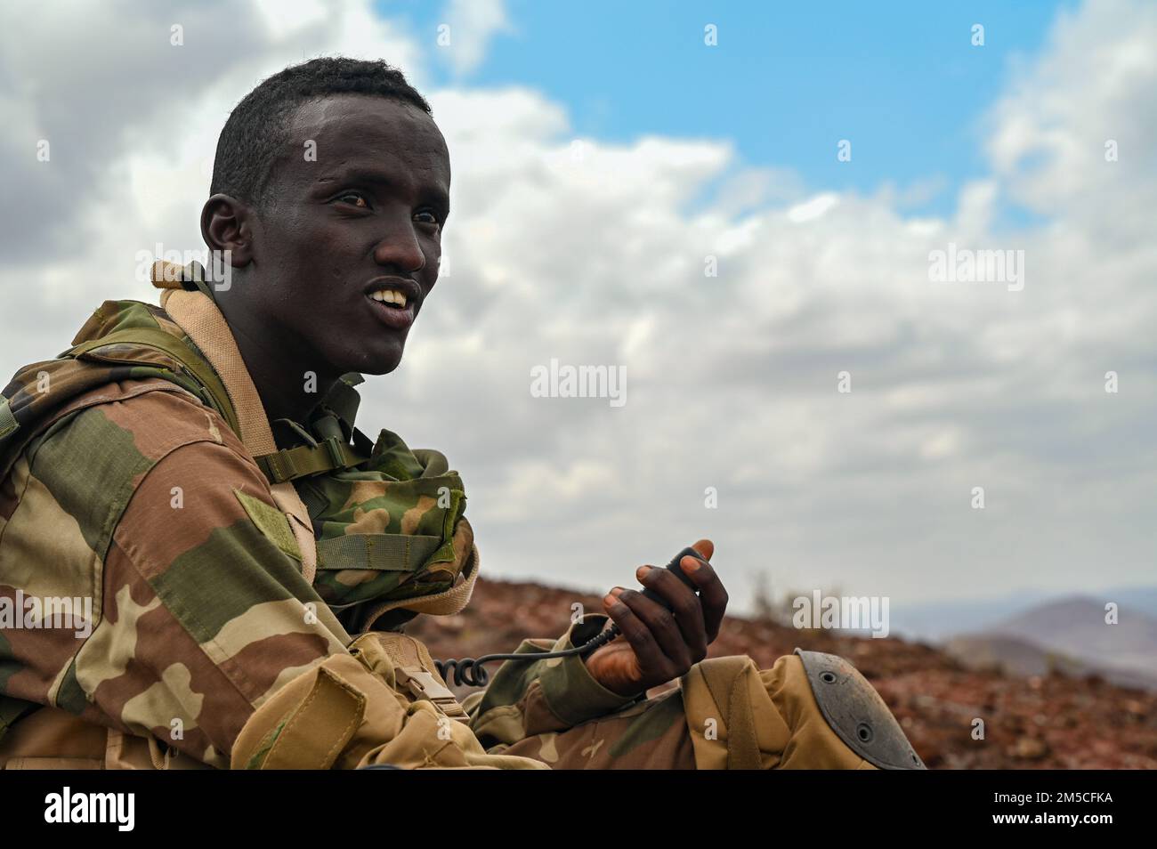 Des soldats des forces armées de Djibouti participent à un exercice d'entraînement d'assaut aérien avec des membres de la Brigade d'assistance de la Force de sécurité (SFAB) de 2D, Camp Lemonnier, Djibouti (1 mars 2022). Le saab 2D forme et conseille les forces de sécurité étrangères pour améliorer les capacités des partenaires et faciliter la réalisation des objectifs stratégiques américains. Banque D'Images