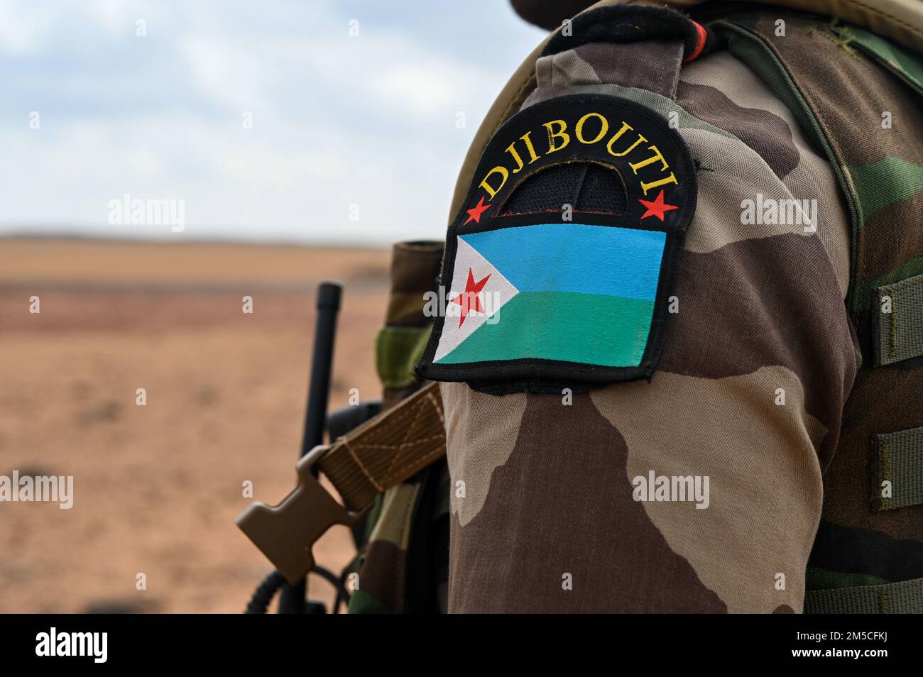 Un soldat des forces armées de Djibouti travaille avec la brigade de la Force de sécurité de 2D (SFAB) en se faisant une exploration du périmètre lors d'un exercice d'entraînement d'assaut aérien, au camp Lemonnier, à Djibouti, 1 mars 2022. Le saab 2D forme et conseille les forces de sécurité étrangères pour améliorer les capacités des partenaires et faciliter la réalisation des objectifs stratégiques américains. Banque D'Images