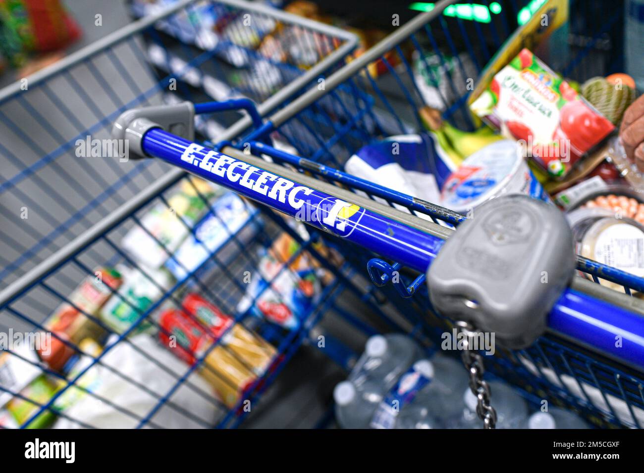 Illustration d'un chariot de supermarch?� E.Leclerc (ou Leclerc) rempli de produits alimentaires 