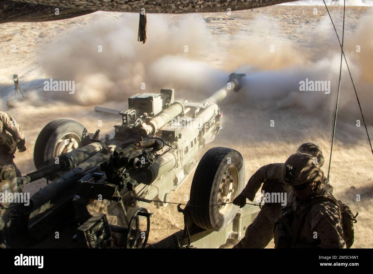 ÉTATS-UNIS Marines avec Alpha Battery, 1st Bataillon, 11th Marine Regiment, 1st Marine Division, feu un obusier M777 remorqué de 155 mm lors d'un exercice d'incendie (FIREX) sur Marine corps Air-Ground combat Centre Twentynine Palms, Californie, 1 mars 2022. Cette évolution au niveau régimentaire a permis à plusieurs batteries de s'entraîner ensemble, développant le leadership de petites unités tout en augmentant l'efficacité et la létalité. Banque D'Images