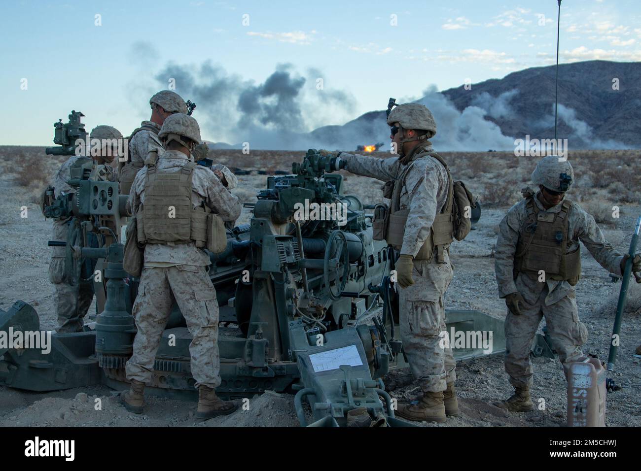 ÉTATS-UNIS Les Marines avec Alpha Battery, 1st Bataillon, 11th Marine Regiment, 1st Marine Division, participent à un exercice d'incendie (FIREX) sur le Marine corps Air-Ground combat Centre Twentynine Palms, Californie, 1 mars 2022. Cette évolution au niveau régimentaire a permis à plusieurs batteries de s'entraîner ensemble, développant le leadership de petites unités tout en augmentant l'efficacité et la létalité. Banque D'Images