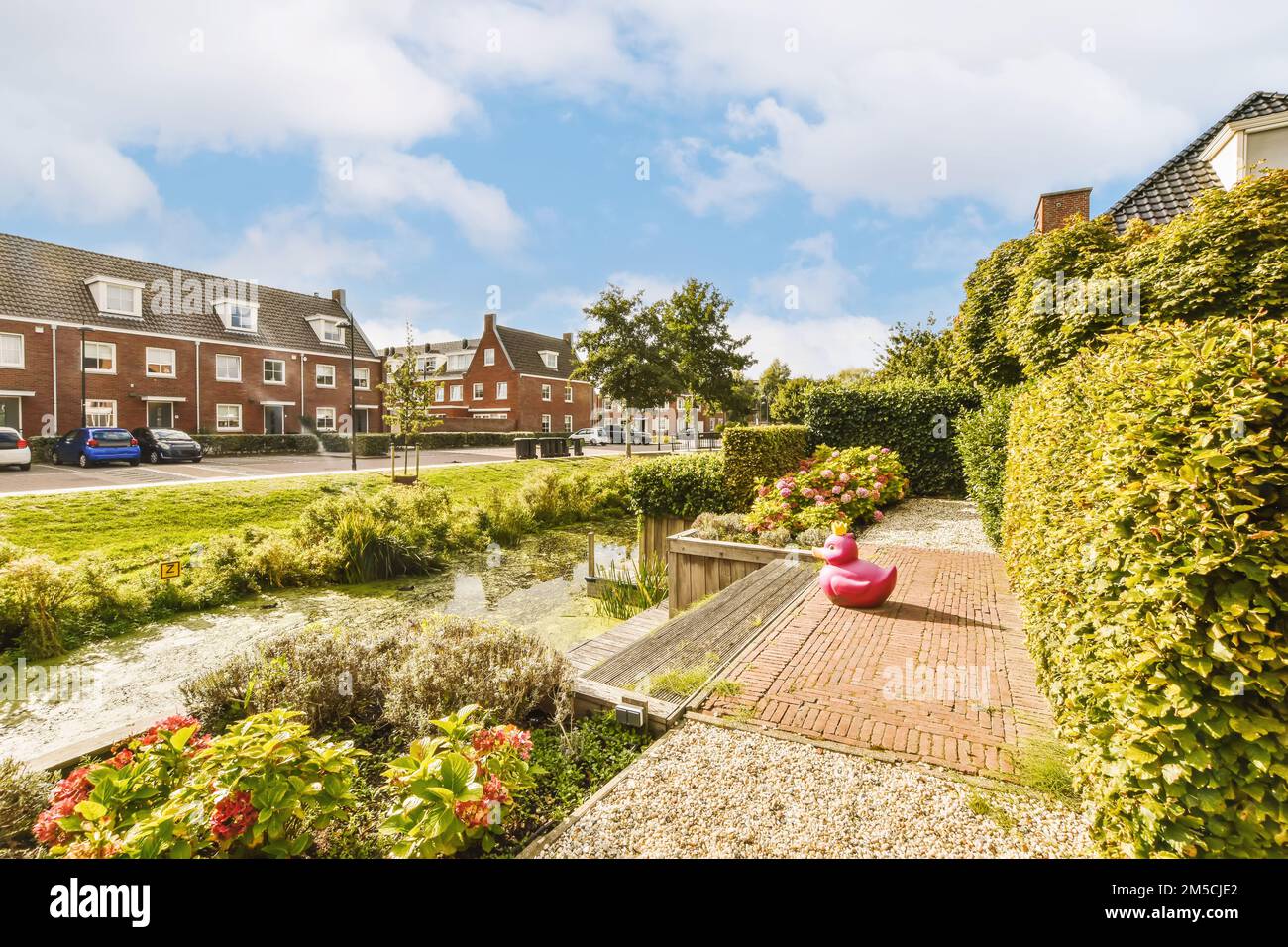 quelques maisons et fleurs dans l'avant - l'image est prise du point de vue d'un angleer, avec ciel bleu au-dessus Banque D'Images