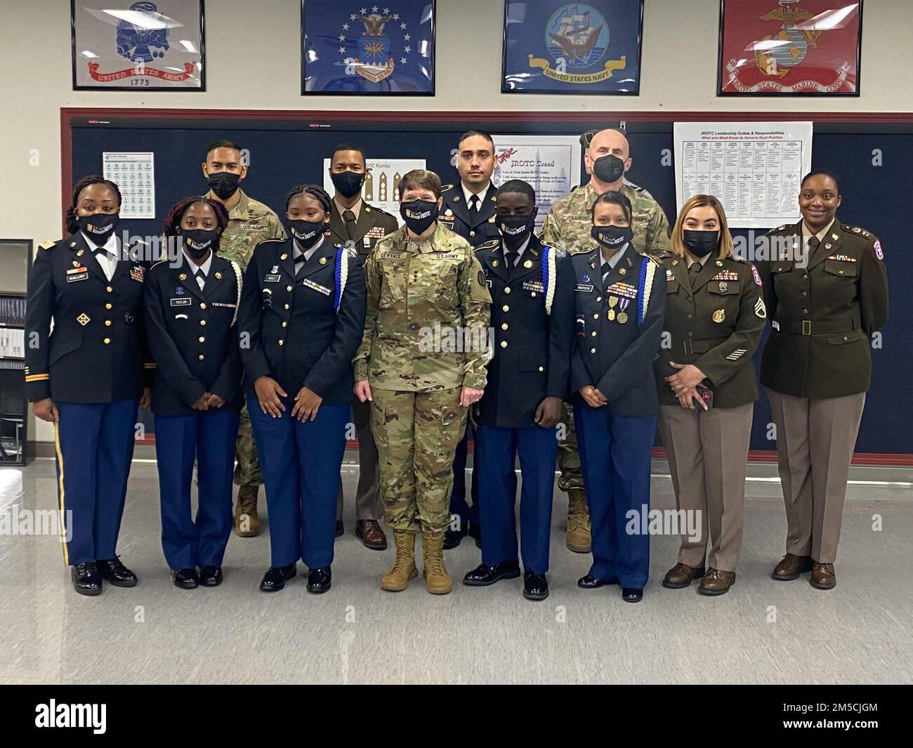 Lgén Maria Gervis, Commandant adjoint du TRADOC posant avec des étudiants du JROTC à l'un de ses événements de recrutement de sa ville natale pour mars au service. Banque D'Images