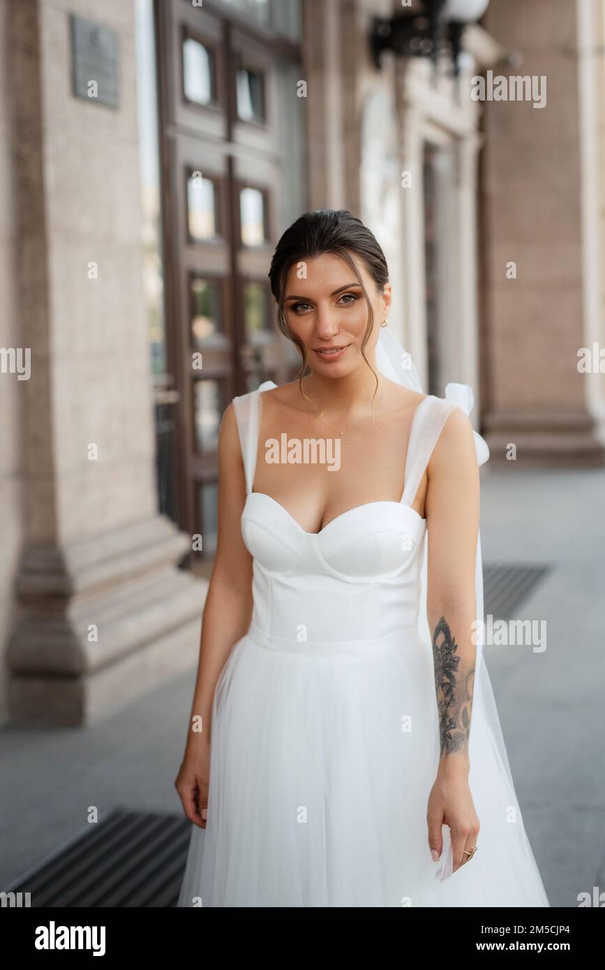 jeune femme mariée en robe blanche dans l'atmosphère urbaine Photo Stock -  Alamy
